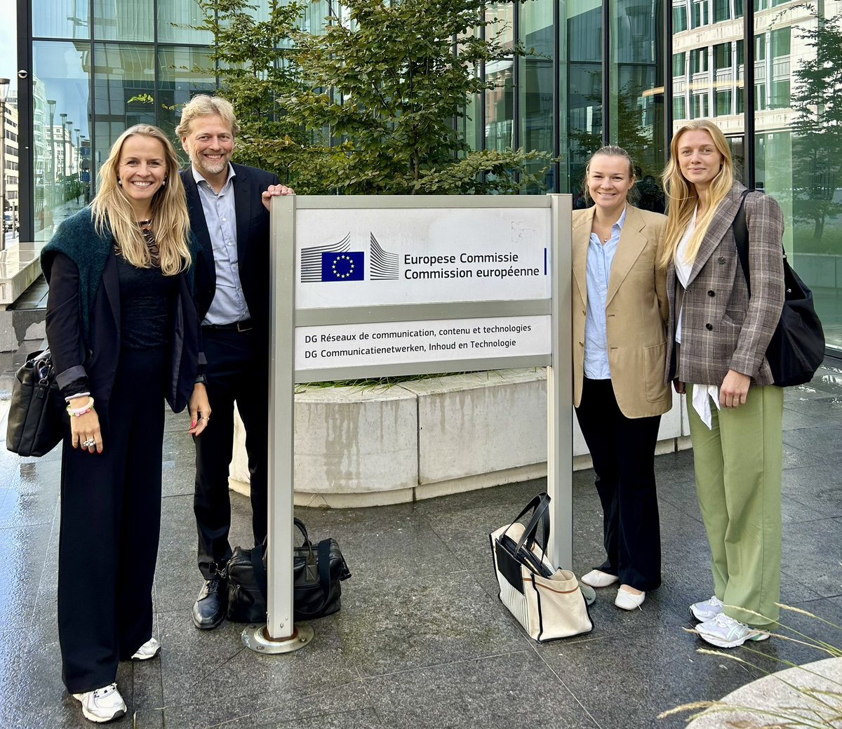 EU vs. TEMU &amp; SHEIN. Retur efter 3 dage med møder i Bruxelles 🇪🇺. EU-kommissionen har fokus på Temu &amp; Shein, og vi i <a href="/DanskIndustri/">DI - Dansk Industri</a> holder øje med Kommissionen. Vi skal handle hurtigt og effektivt for at sikre et level playing field for #dkbiz og beskytte danske forbrugere.