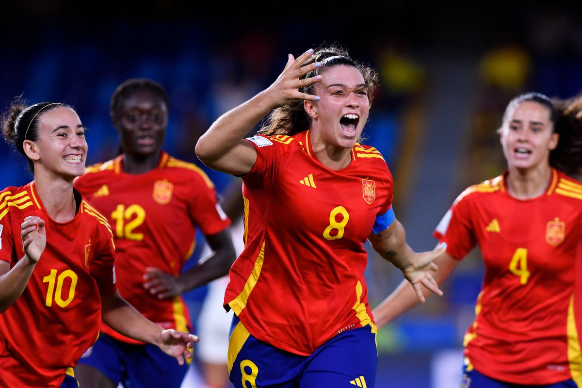 🇪🇸🤩 ¡A CUAAAAARTOS! 

⚽ ¡Un gol de la murciana <a href="/LlorisSilvia/">Silvia LLoris</a> ha culminado la remontada ante Canadá (2-1) y ha certificado el pase a cuartos de final del Mundial de Colombia Sub-20 👏!

💪 ¡Vaaaaaaaaamos <a href="/SEFutbolFem/">Selección Española Femenina de Fútbol</a> 🫂! 

📸 PD: Piel de gallina con esa imagen de Silvia