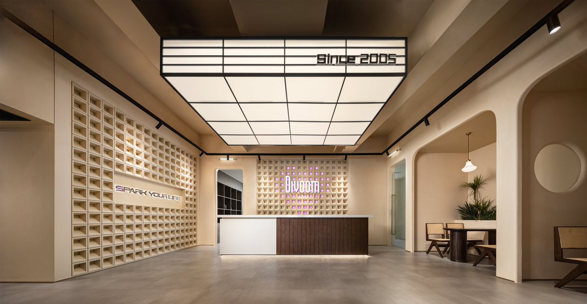 DivoomSEA's tweet image. Exciting news! 🎉
#Divoom’s new office blends cyberpunk vibes with a chill lifestyle, showcasing how pixel art can transform any space. 🖼️✨
Bring that same unique style to your home! Perfect for adding modern flair to your decor.
#pixelart #cyberpunk #homedecor #interiordesign