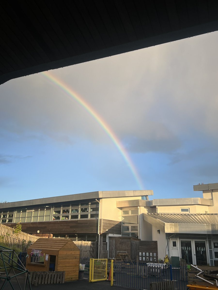 A beautiful rainbow shining over <a href="/ErnesettleSch/">Ernesettle Community School</a> this morning! A beautiful sign of positivity 🙌🌈 💙💛 #positivity #rainbow