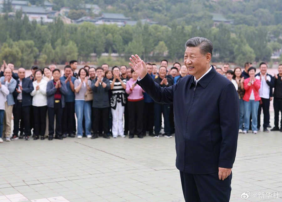【習近平：黃河很美，將來會更美】11日下午，習近平總書記來到甘肅蘭州市黃河蘭州中山橋段，了解當地推動黃河流域生態保護等情況，同正在黃河岸邊休閒旅遊的市民、遊客親切交流。習近平指出，推動黃河流域生態保護和高質量發展，要久久為功，一年一年推、一年一年抓落實。大保護是大發展的前提，綠水青