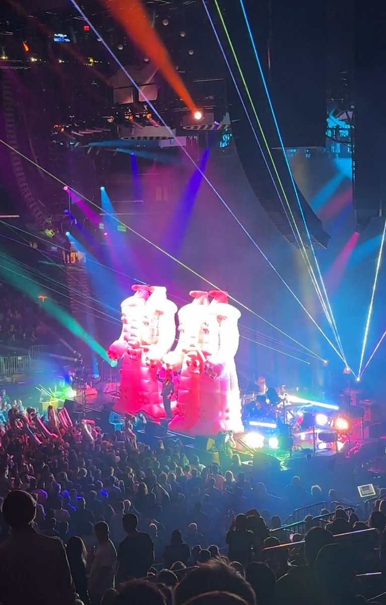 frenchyNthepunk's tweet image. Such a great night seeing @dinosaurjr @theflaminglips and @Weezer at Madison Square Garden. Magic!