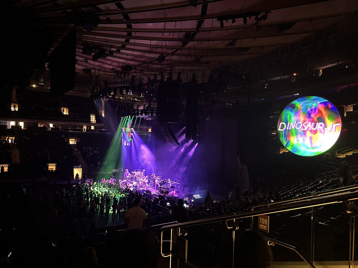 frenchyNthepunk's tweet image. Such a great night seeing @dinosaurjr @theflaminglips and @Weezer at Madison Square Garden. Magic!