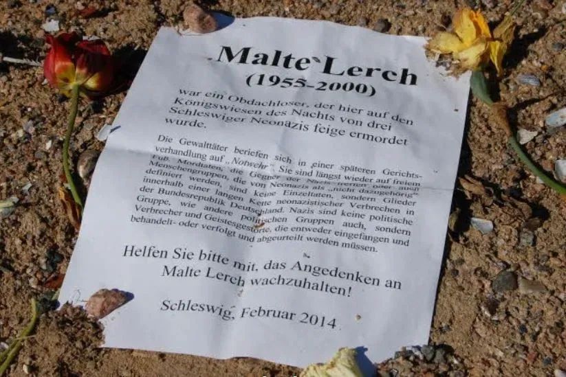 12.09.00, Schleswig: Der Obdachlose Malte Lerch wird von zwei Naziskins erschlagen, nachdem er schlecht über die Skinszene gesprochen hatte. Hintergründe: 
bdkj.hamburg/malte-l/ #KeinVergessen