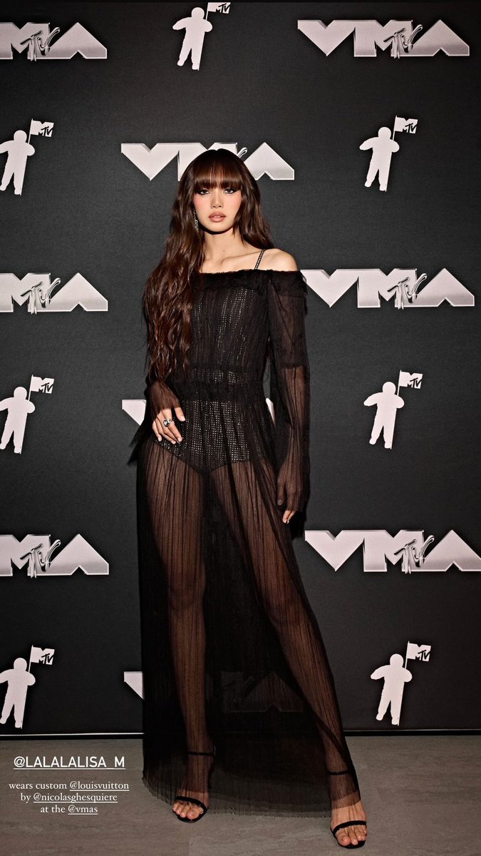 Born2Bredarmy's tweet image. ลุคนี้ สำหรับขึ้นรับรางวัล
ดูเต็มๆชัดๆ คือ จึ้งงงง มากกก
ลิซ่าสวยเกินเบอร์ แบบมากกกก

LISA OUR BEST KPOP 
#LISA_VMAs2ndWin

ROCKSTAR LISA ON VMAS
#LISAisBACK_VMAs 
#VMAs