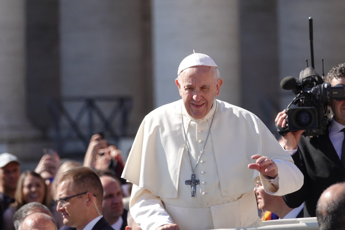 novenachurch's tweet photo. Pope Francis celebrates papal mass in Singapore.

https://t.co/iCcxozVj46 https://t.co/jEphyDa8or