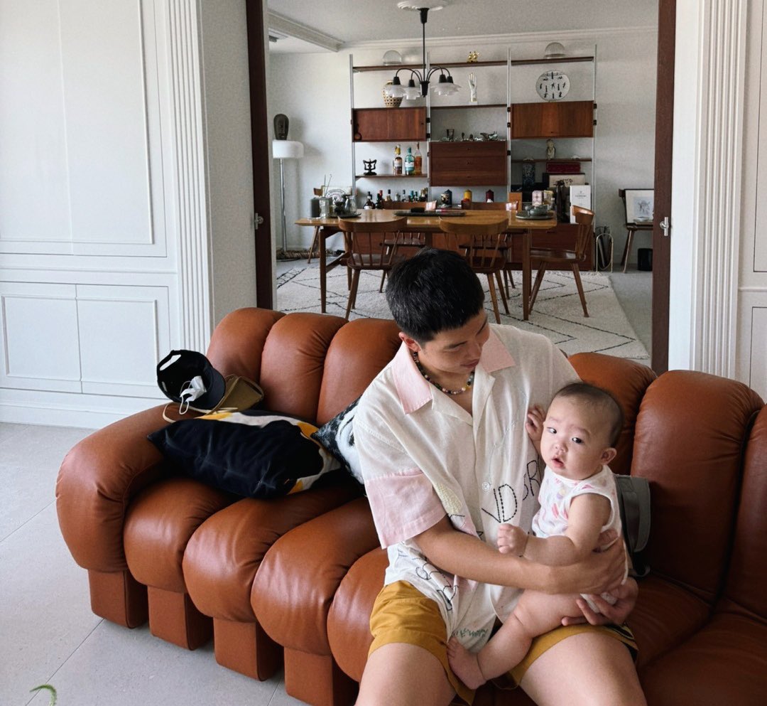 sevenrchive's tweet image. NAMJOON HOLDING A LITTLE BABY OHMYGOD?!! 😭😭🫶