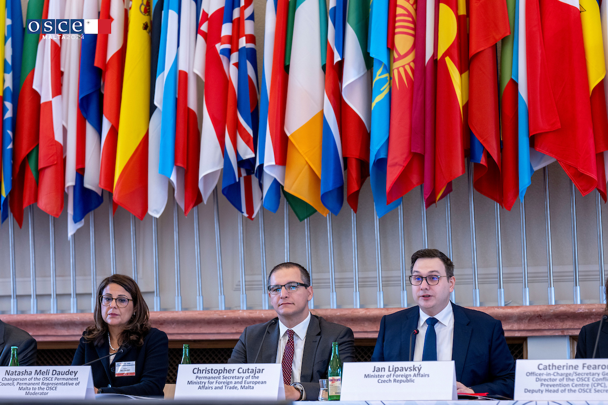 MTatOSCE's tweet photo. From the far-reaching #economic & #environmental impacts of war & conflict to the critical role of digital transformation & technology in climate change & sustainable growth policies, the opening session of the #EEFOSCE set the tone for our discussions in Prague.
Permanent Secretary of 🇲🇹 #Malta's MFA @chriscutajar on behalf of CiO @MinisterIanBorg, 🇨🇿 #Czech Foreign Minister @JanLipavsky & OSCE OiC/SG @KateFearonOSCE opened the meeting, while 🇺🇦 #Ukraine’s Minister of Environmental Protection and Natural Resources, Svitlana Grynchuk briefed participating States on the dire environmental consequences of the war.
#StrengtheningResilience #EnhancingSecurity #EEFOSCE
