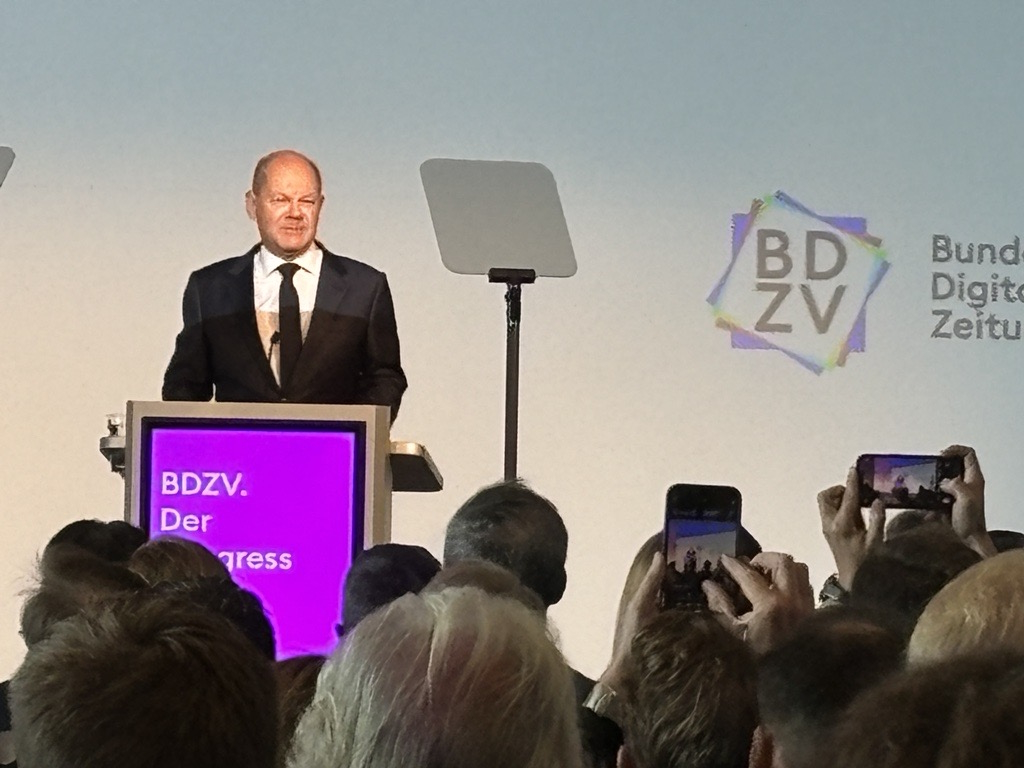 BDZV (@bdzvpresse) on Twitter photo KI macht journalistische Einordnung notwendiger denn je, sagt <a href="/Bundeskanzler/">Bundeskanzler Friedrich Merz</a> <a href="/OlafScholz/">Olaf Scholz</a> beim #bdzv24 „Nie waren freie Medien und guter Journalismus wichtiger. Wir brauchen Sie, damit wir nicht versinken – in einem Meer aus Informationen und Desinformationen.“ KI macht journalistische Einordnung notwendiger denn je, sagt <a href="/Bundeskanzler/">Bundeskanzler Friedrich Merz</a> <a href="/OlafScholz/">Olaf Scholz</a> beim #bdzv24 „Nie waren freie Medien und guter Journalismus wichtiger. Wir brauchen Sie, damit wir nicht versinken – in einem Meer aus Informationen und Desinformationen.“