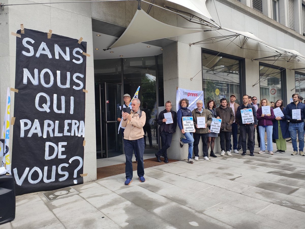 marie_prieur's tweet photo. La @tdgch se mobilise pour dénoncer les mesures annoncées par Tamedia. En présence de plusieurs personnalités politiques genevoises. Pour l'occasion , les grévistes ont rebaptisé leur titre la Tribune de Zürich. #presse #Geneve https://t.co/NpasPI1Xh7