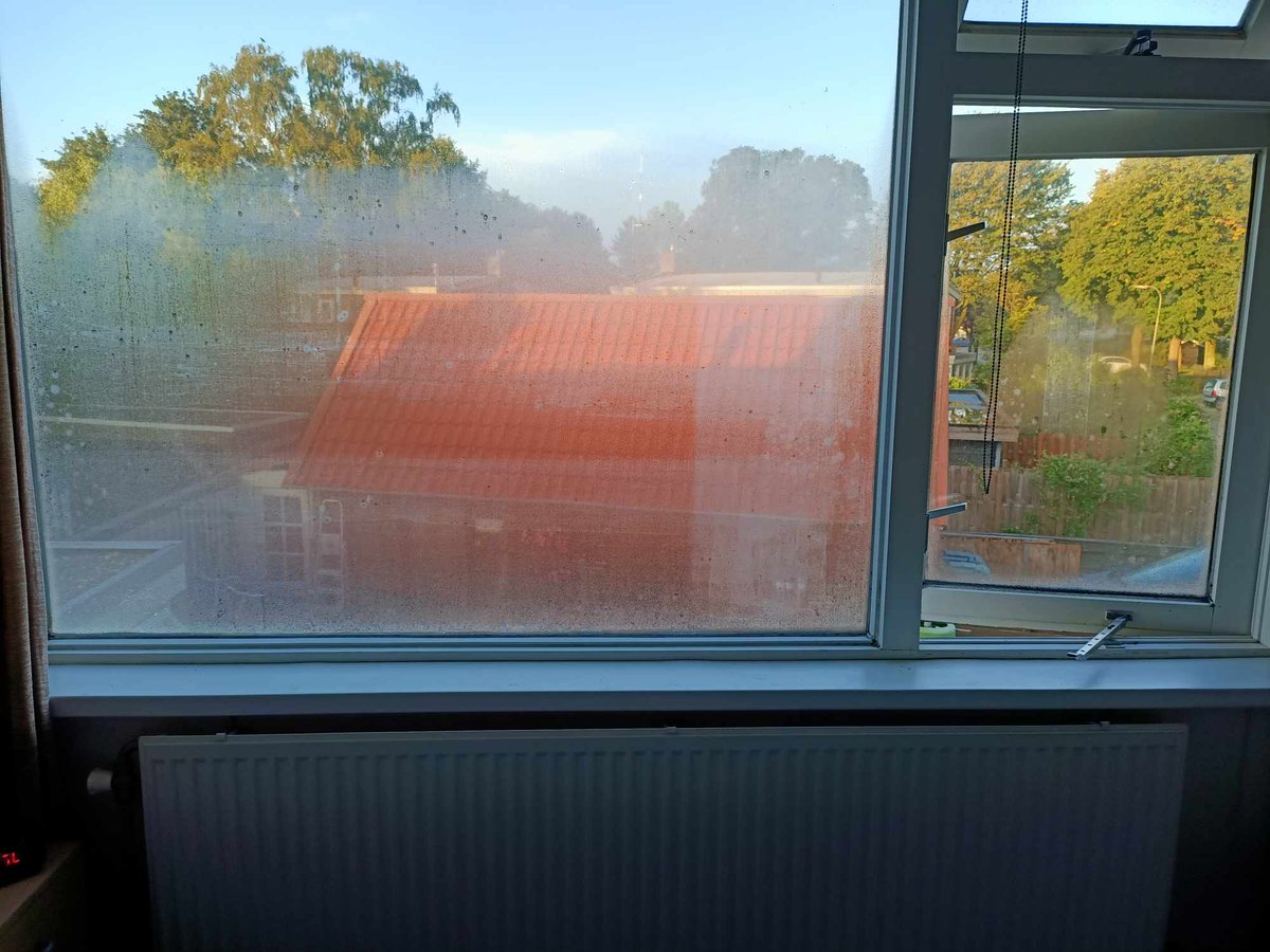 PruimElzo's tweet photo. Beetje regen en alles weer beslagen #vocht #schimmel #condens #ziek #wegblijvenkijken @Lefier_wonen https://t.co/70OFS2C0C4