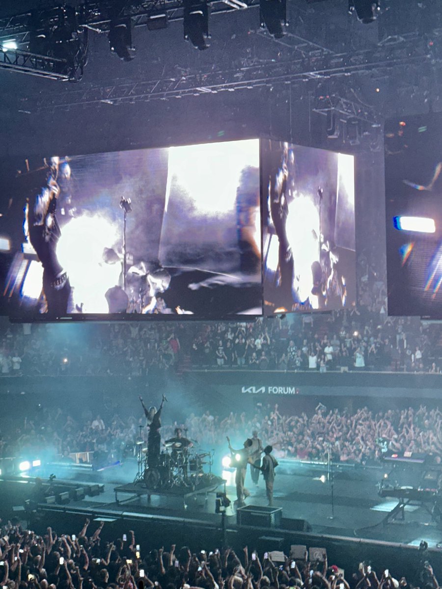 KevinOConnor's tweet photo. Just saw Linkin Park. Played 27 songs with every hit you can imagine and some unexpected deep cuts. Emily Armstrong sounds like the perfect fit and showed her range with this full setlist. Whole band brought it. Truly an awesome show and I’m even more excited for this new era. https://t.co/RzllbxeUwB