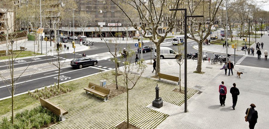 El Paral·lel, l’avinguda emblemàtica de teatres i espectacles, té ara més carrils (6!), soroll i asfalt que la nova Diagonal i la Meridiana. 

Fem-la més amable per als veïns que hi viuen i els que venen a disfrutar-la.  

Fem-la com Passeig de Sant Joan, amb 2 carrils per banda.