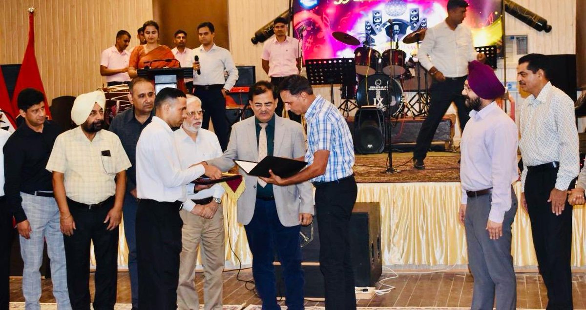 VajraCorps_IA's tweet image. #HealthIsWealth
#VajraCorps

Promoting health and wellness! 🩺✨
159 GH of #GoldenArrow Division and #BabaFaridUniversityOfHealthSciences have signed a MoU to transform healthcare for our soldiers. The strategic partnership aims to leverage advanced technologies, enhance training…