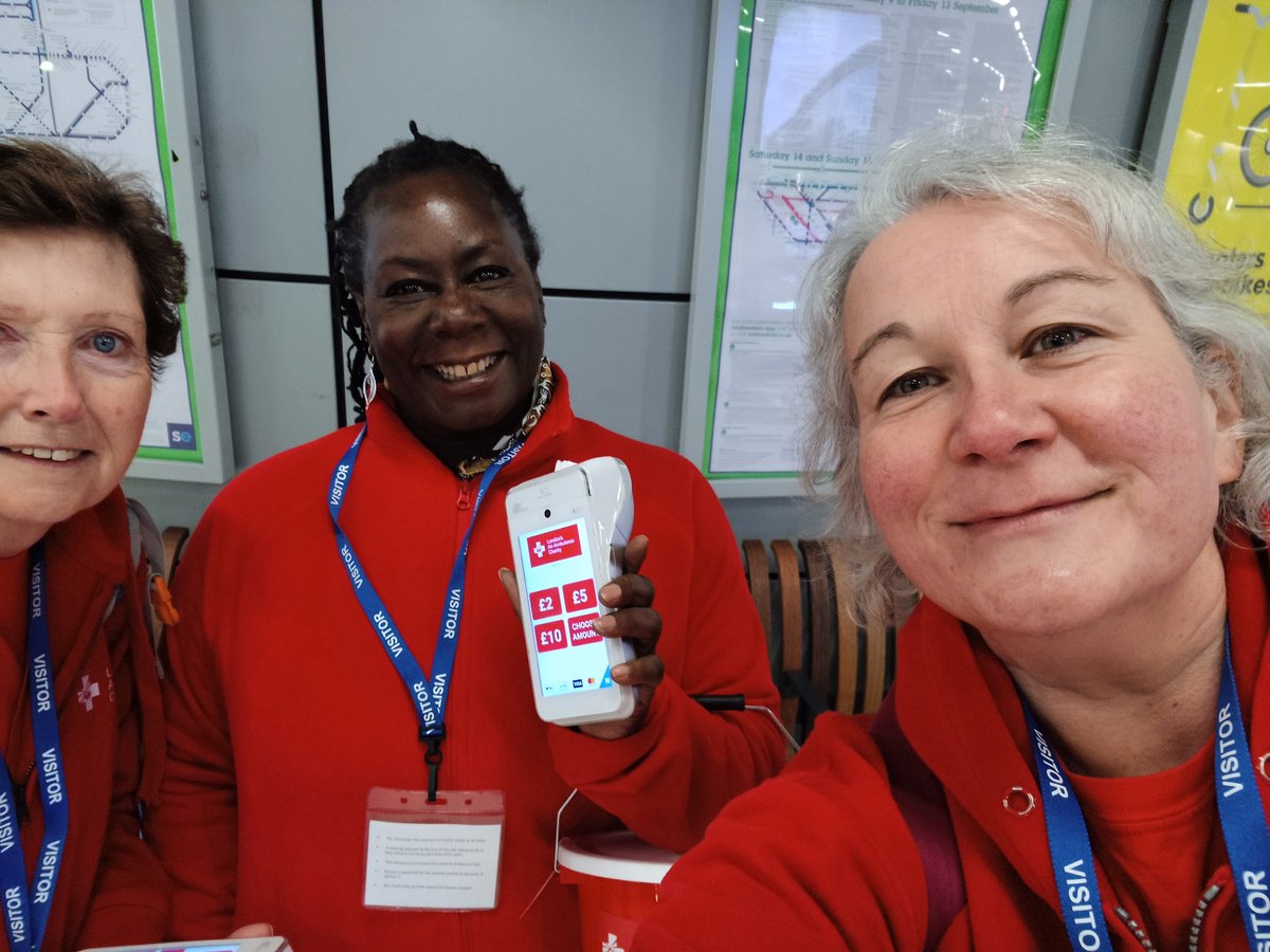Team #CannonSt collecting for <a href="/LDNairamb/">London's Air Ambulance Charity</a> this morning!

#AirAmbulanceWeek