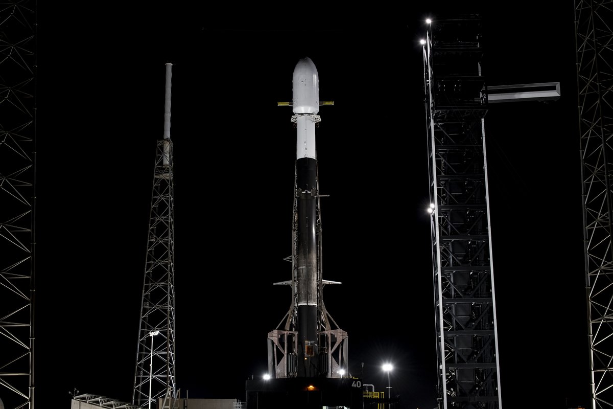 AST_SpaceMobile's tweet image. It's a countdown to launch! 🚀 The Falcon 9 rocket with our BlueBird 1-5 satellites is now vertical at SLC-40, Cape Canaveral. The launch window opens at 4:52 AM EDT today. Stay tuned for updates as we get closer to liftoff. 
youtube.com/live/JFiiDLd7P…
#ASTSpaceMobile…