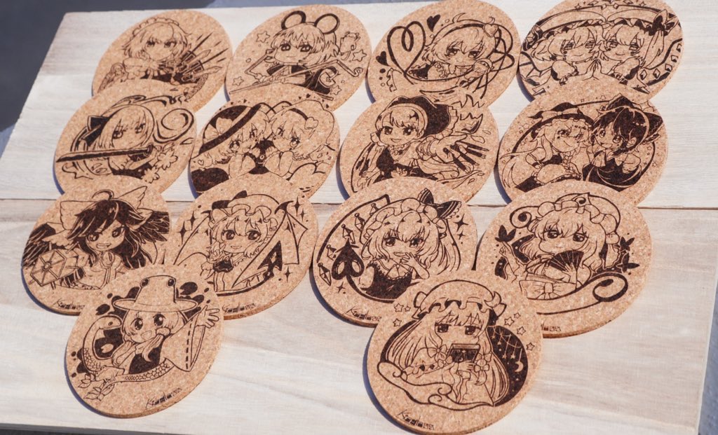 新作絵のグラスとコースターを台湾例大祭
#台湾例大祭 にて頒布します〜

玻璃杯　1700元〜

软木杯垫　200元

新作画的玻璃杯和杯垫做好了！！

#東方プロジェクト　上销售！！！！

大家好〜