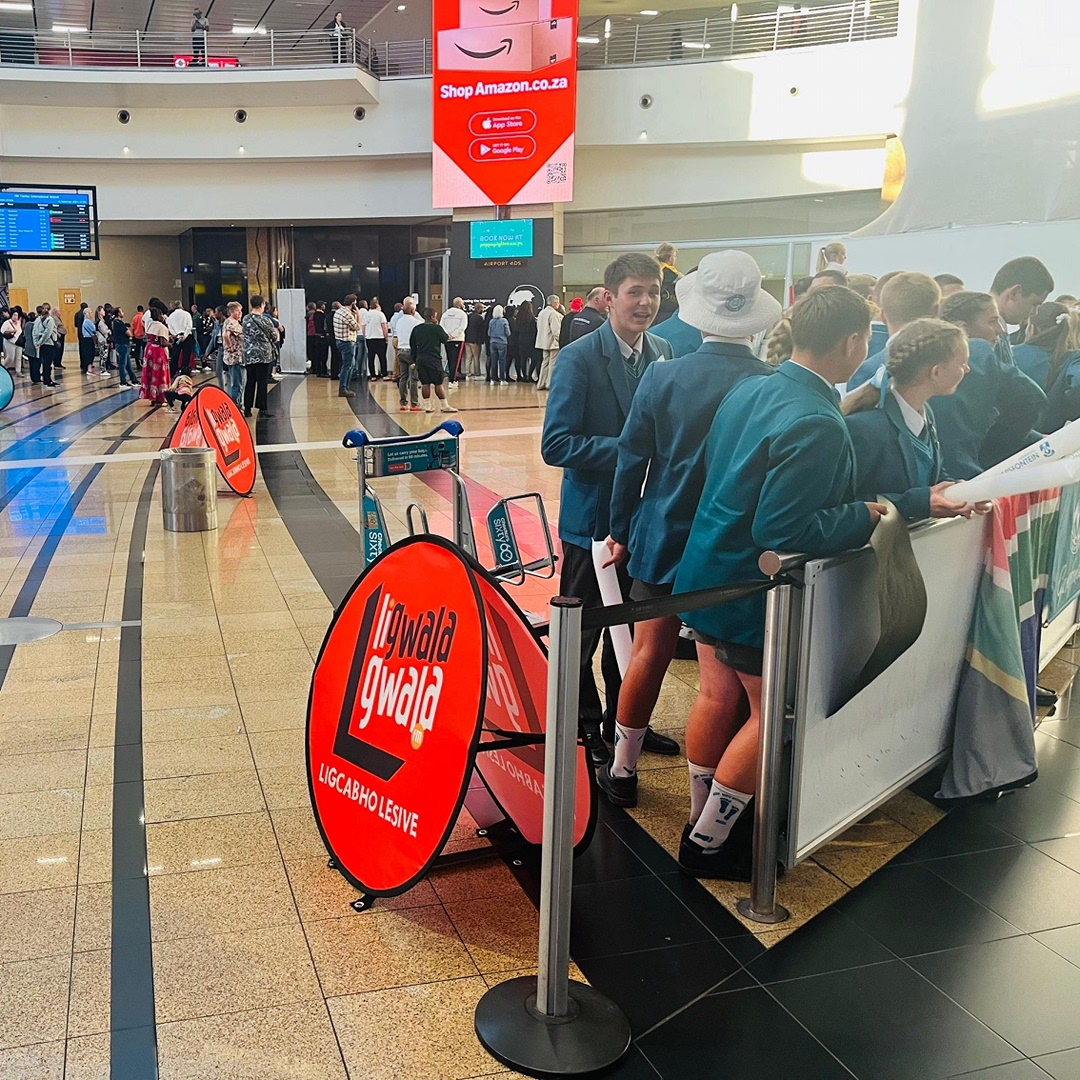 ligwalagwalaFM's tweet photo. The arrival of Collen Mahlalela as he is being celebrated by local schools around Johannesburg.
#Lfmspace
#ORTamboInt
#ParaAthletesArrivals
#UsheringCollenMahlalela https://t.co/2EW2LZW2Ai