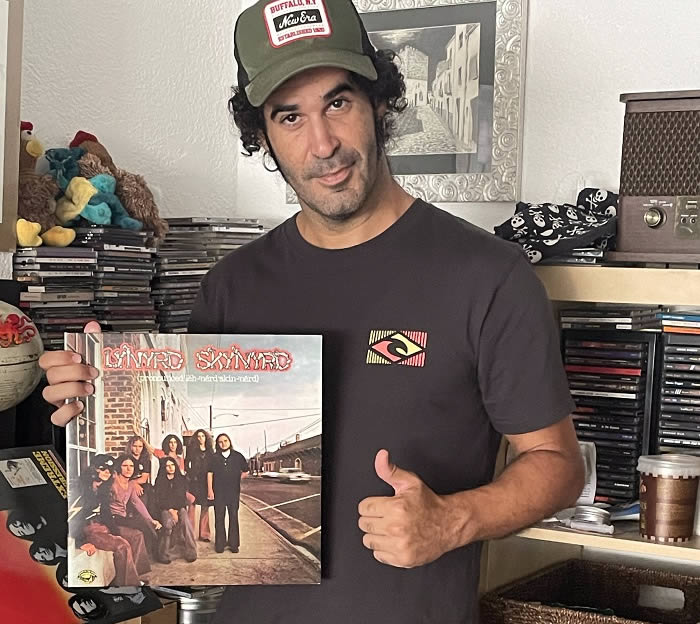 Ángel Quintana, de los canarios <a href="/ReciclajOficial/">Reciclaje_Oficial</a>, ha pasado por nuestro “Punto de partida”, para confesarnos con qué disco empezó su fascinación por el rock and roll setentero: “Pronounced 'Leh-'Nerd 'Skin-'Nerd”, de #LynyrdSkynyrd acortar.link/NV4ctF