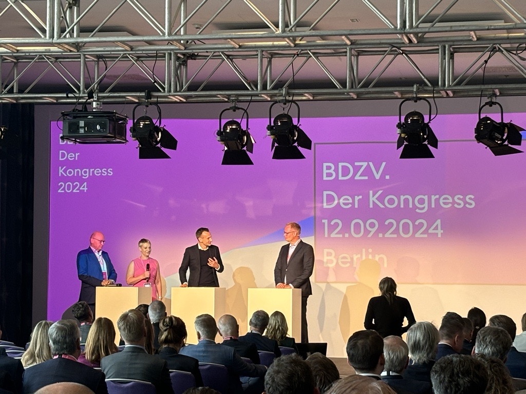 „Wir brauchen Verbände heute dringender als jemals zuvor. Denn es braucht die gemeinsame Kraftanstrengung“ – eine Erkenntnis aus der Startrunde mit den BDZV-Vorstandsvorsitzenden Sigrun Albert <a href="/UniqueUserin/">Sigrun Albert</a>, Matthias Ditzen-Blanke <a href="/DitzenMatthias/">Matthias Ditzen-Blanke</a> und Stefan Hilscher #bdzv24