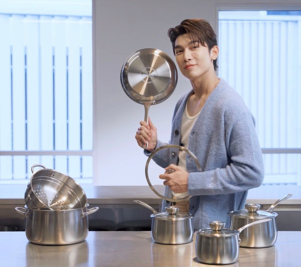 PRSocietyNews's tweet photo. Home Cooking ฟีเวอร์ ! มิว-ศุภศิษฐ์ #MewSuppasit  เข้าครัว โชว์สกิลทำอาหารสุดคิวท์ ยอดวิวทะลุเกินครึ่งล้าน !

#meyerwhitesteel #meyerlunass
#meyerthai #MeyerCookware
#เครื่องครัวสแตนเลส #ไมย์เออร์มายโมเมนต์
#คุณภาพอาหารเริ่มต้นที่เครื่องครัวMEYER

กำลังกลายเป็นเทรนด์ฮิตสุดๆ กับกระแส Home Cooking งานนี้หนุ่มหล่อ มิว – ศุภศิษฏ์ จงชีวีวัฒน์ เลยไม่พลาดควงตะหลิว เข้าครัวด้วยเครื่องครัวแบรนด์ MEYER (ไมย์เออร์) รุ่นใหม่ล่าสุด White Steel Series พร้อมโชว์สกิลเทพ ทำเมนูอาหารสุดโปรด แถมเล่นใหญ่ จัดเต็ม ถ่ายเป็นคลิป VDO ลงใน IG [@]mewsuppasit ที่ ณ ตอนนี้ยอดวิวทะลุเกินครึ่งล้านไปแล้ว https://t.co/kX6gahAxRr
 
โดย มิว เผยว่า “ปกติไม่ค่อยได้เข้าครัวทำอาหารครับ แต่วันนี้ได้เครื่องครัวมาใหม่เอี่ยม สวยมาก ก็เลยมีแรงบันดาลใจอยากลองเข้าครัวทำอะไรง่ายๆทานครับ แต่เอาเข้าจริงก็แอบจัดเต็มอยู่นะครับ เพราะเลือกทำเป็นเมนู ข้าวไข่ข้น แกงกะหรี่ไก่ ตามที่เห็นในคลิปเลยครับ จริงๆอยากให้ทุกคนลองค้นหาหรือสร้างโมเมนต์ดีๆที่บ้าน ไม่ว่าจะอยู่กับครอบครัวหรืออยู่กับคนรักครับ ส่วนตัวมิวคิดว่าการทำอาหารเป็นหนึ่งกิจกรรมที่จะช่วยให้เราผ่อนคลายความเครียดทั้งจากการทำงานหรือการเรียนได้ดีมากๆ เลยครับ อย่าคิดว่าตัวเองทำไม่ได้ เพราะเราทุกคนเก่งในแบบฉบับของเราเองครับ”

>> https://t.co/5H1XrLMUxe