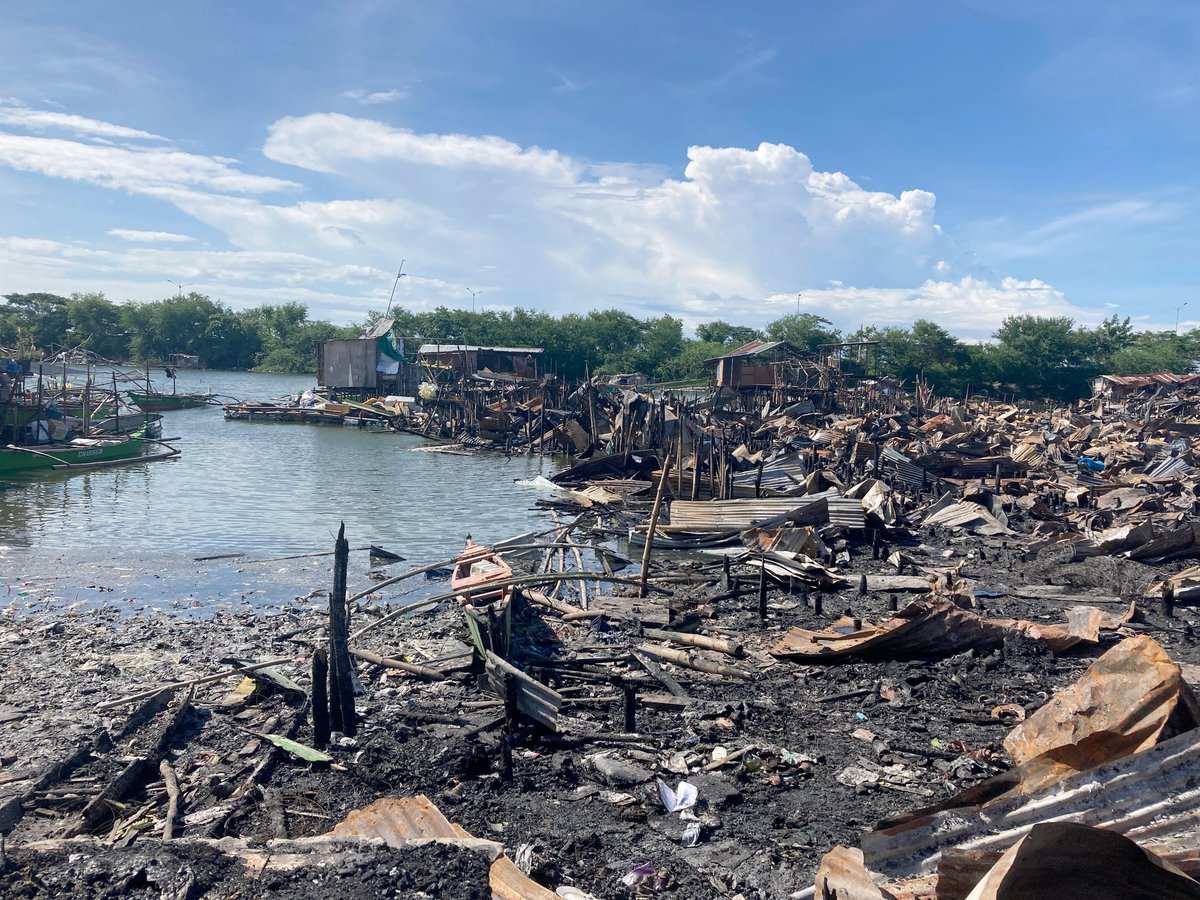 TINGNAN: Nawalan ng tirahan ang mahigit 1,000 pamilya sa isang coastal community sa Barangay Zapote III, Bacoor City, Cavite matapos ang isang sunog noong Setyembre 10.

Planong tayuan ng malalaking proyekto ang lugar, ayon sa grupong PAMALAKAYA. Anila, saklaw ito ng proyektong