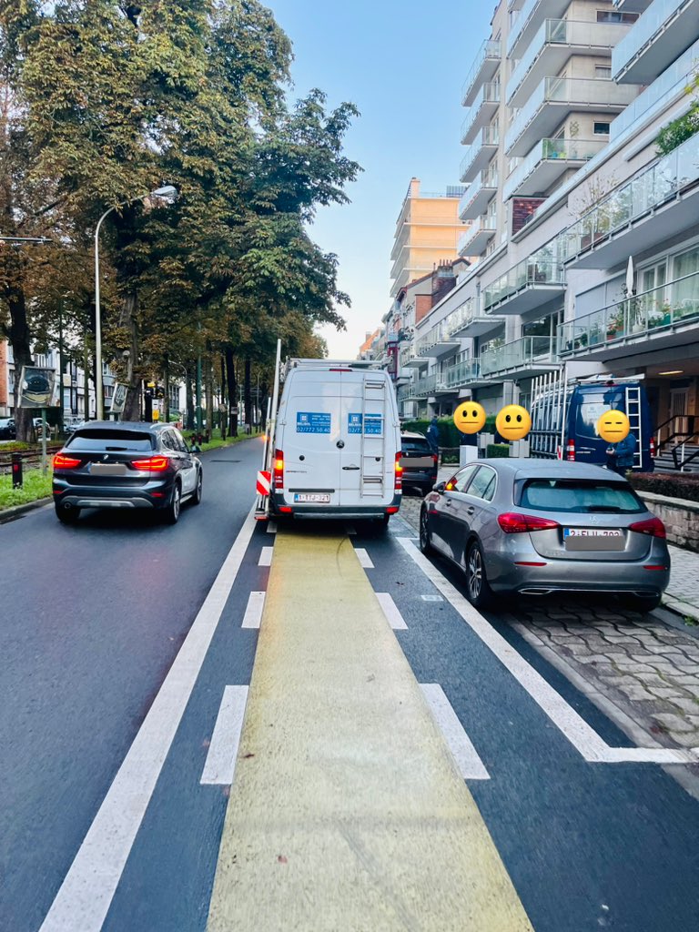 Every painted bike strip is a parking 🅿️ lane for lazy, negligent white van drivers 🚐🚐🚛

#Belisol #AvChurchill #Uccle