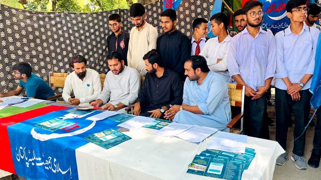 JamiatPK's tweet photo. اسلامی جمعیت طلبہ گورنمنٹ گریجویٹ کالج آف سائنس ، لاہور کے زیر اہتمام بی ایس  میں داخلہ لینے والے طلبہ کے لیے ایڈمیشن انفارمیشن کیمپ کاانعقادکیاگیا ۔
محترم ناظم اعلی اسلامی جمعیت طلبہ پاکستان برادر حسن بلال ھاشمی نےناظم لاہور مقام برادرساجدمحمودکےہمراہ کیمپ کادورہ کیا۔
 #JamiatPK https://t.co/zqIUP8SGjy