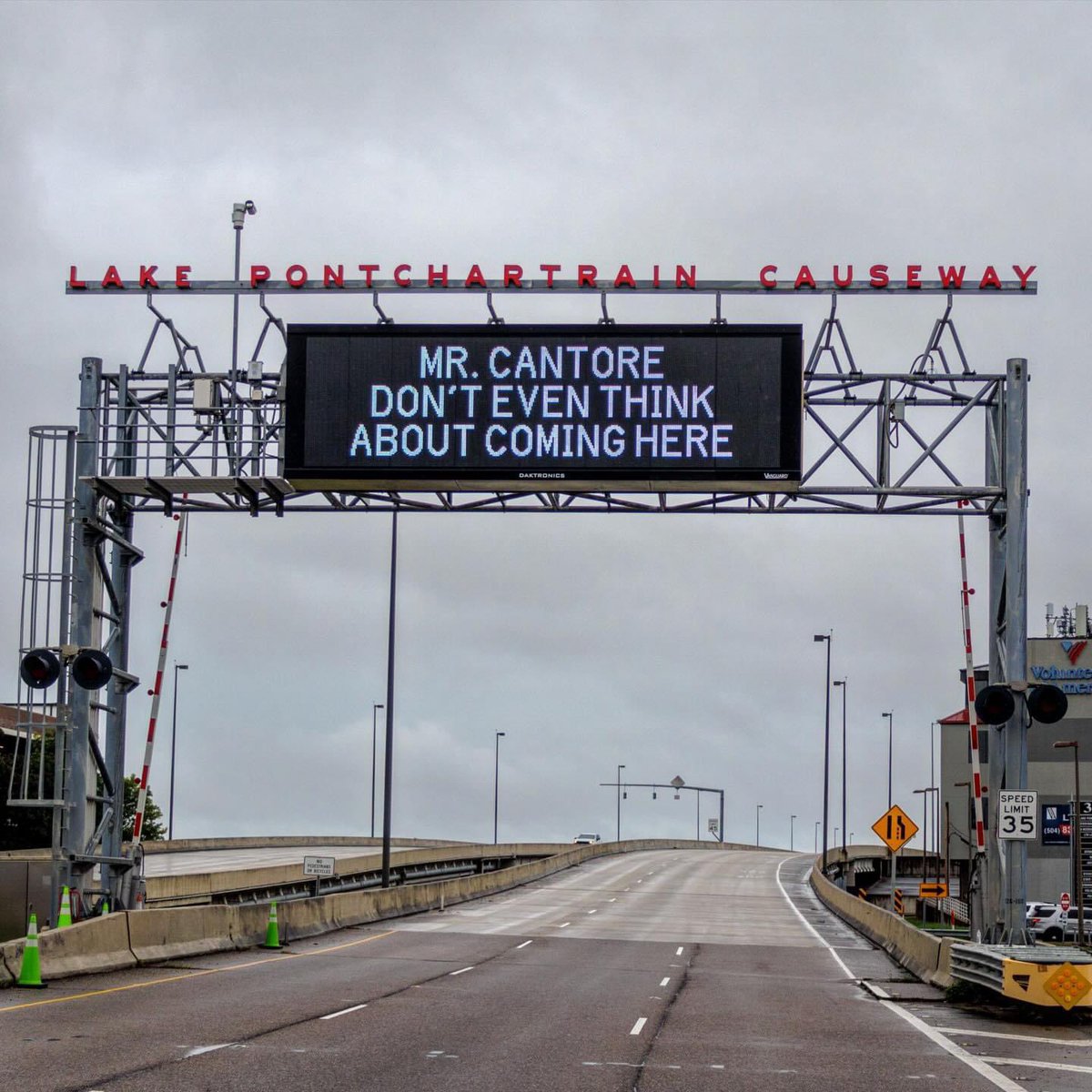 NashRoberts504's tweet photo. We are just built differently down here…

This message aimed at TV weather watcher @JimCantore was posted on the message board of Lake Pontchartrain Causeway as the region prepped for #Francine Tues, Sept. 10, 2024. (David Grunfeld, The Times-Picayune | https://t.co/B8uYW8YWmY) https://t.co/hoMZBTM8ok