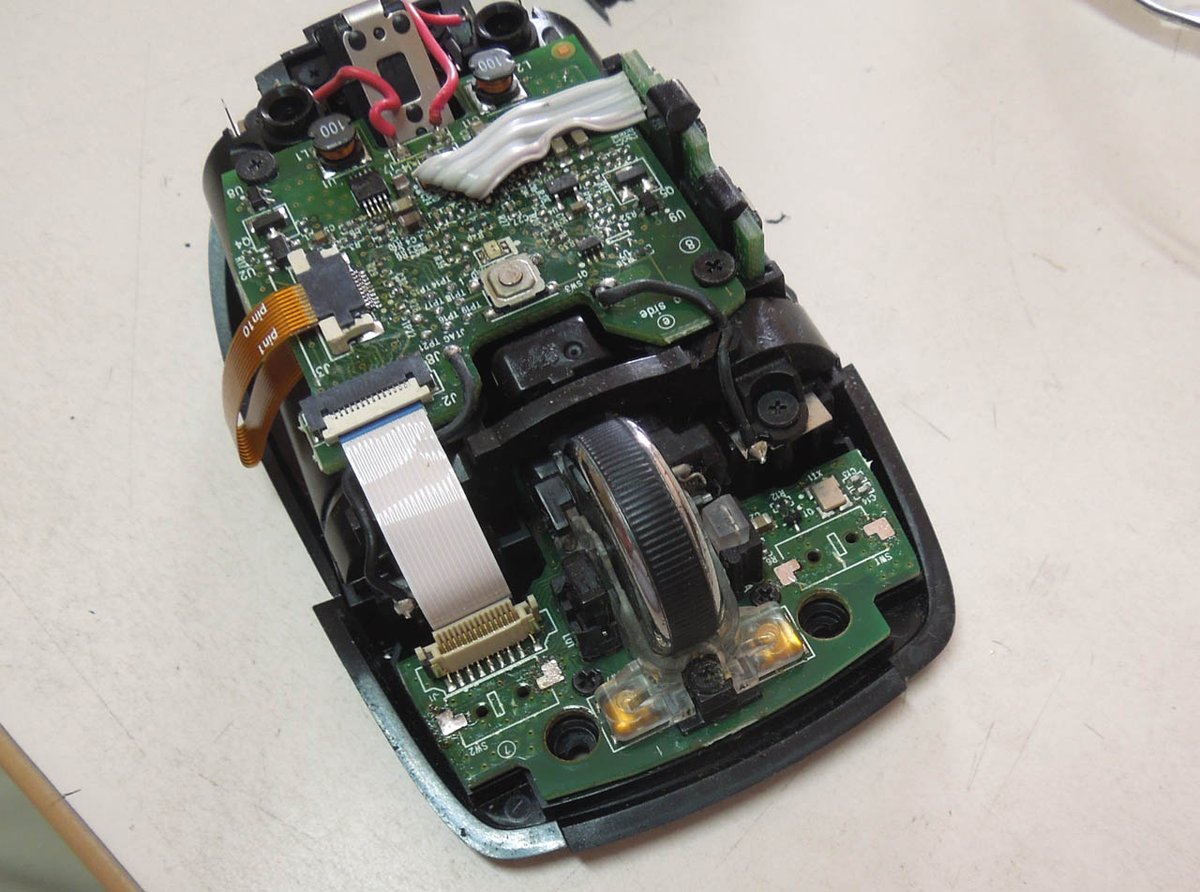 bcs758's tweet image. 本日の修理はマウスのクリックスイッチ交換です
スイッチは 下の方の左右に付いている黒色の部品です。この部品の取り外しが超難関、、
1時間ぐらい格闘して、何とか取り外しに成功しました。(写真2枚目
新しい部品を取付て完成(写真3枚目
ムズかった(笑
#マウス #ロジテック #マイクロスイッチ