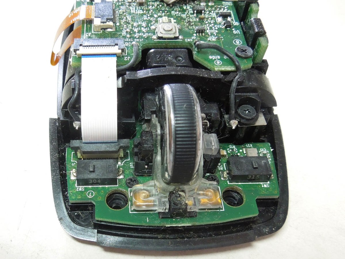 bcs758's tweet image. 本日の修理はマウスのクリックスイッチ交換です
スイッチは 下の方の左右に付いている黒色の部品です。この部品の取り外しが超難関、、
1時間ぐらい格闘して、何とか取り外しに成功しました。(写真2枚目
新しい部品を取付て完成(写真3枚目
ムズかった(笑
#マウス #ロジテック #マイクロスイッチ
