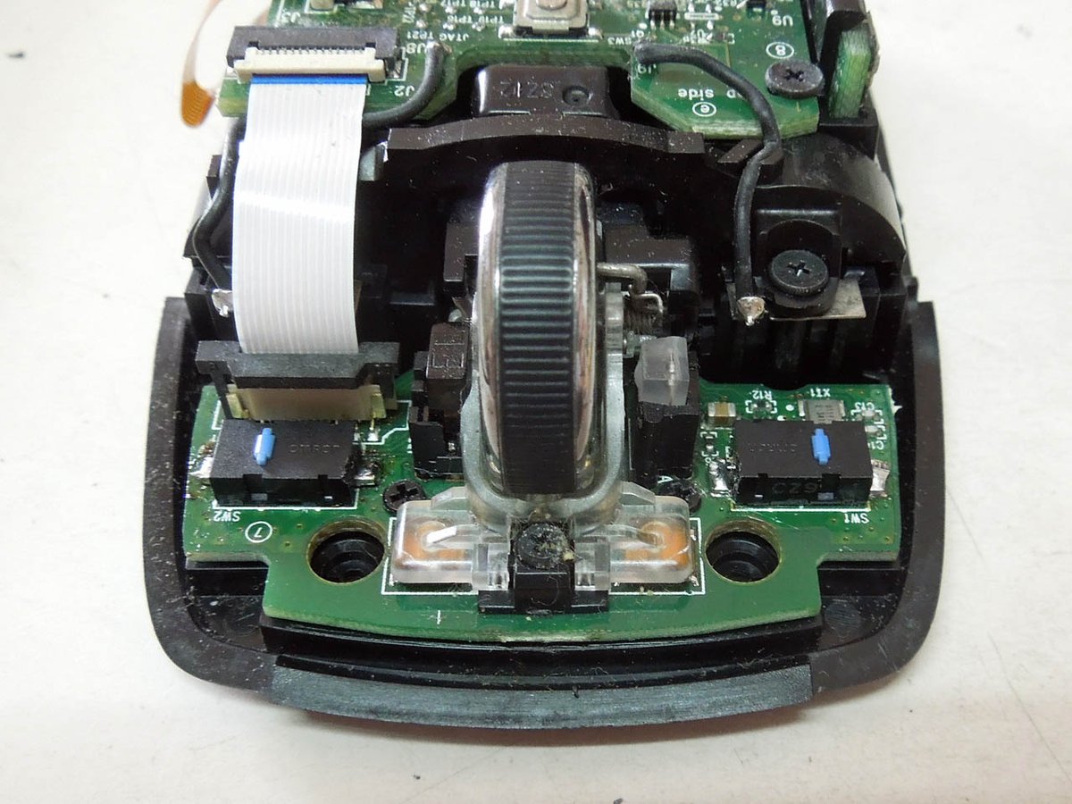 bcs758's tweet image. 本日の修理はマウスのクリックスイッチ交換です
スイッチは 下の方の左右に付いている黒色の部品です。この部品の取り外しが超難関、、
1時間ぐらい格闘して、何とか取り外しに成功しました。(写真2枚目
新しい部品を取付て完成(写真3枚目
ムズかった(笑
#マウス #ロジテック #マイクロスイッチ