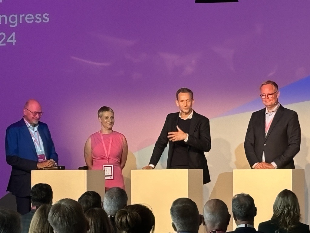 BDZV (@bdzvpresse) on Twitter photo „Jeder #Journalismus, der nach professionellen Standards produziert wird, ist gemeinnützig. Wir lehnen daher einen Zwei-Klassen-Journalismus mit Steuervorteilen für nur eine Säule klar ab" - eine deutliche Ansage des BDZV-Vorstandsvorsitzenden <a href="/DitzenMatthias/">Matthias Ditzen-Blanke</a> #bdzv24 „Jeder #Journalismus, der nach professionellen Standards produziert wird, ist gemeinnützig. Wir lehnen daher einen Zwei-Klassen-Journalismus mit Steuervorteilen für nur eine Säule klar ab" - eine deutliche Ansage des BDZV-Vorstandsvorsitzenden <a href="/DitzenMatthias/">Matthias Ditzen-Blanke</a> #bdzv24
