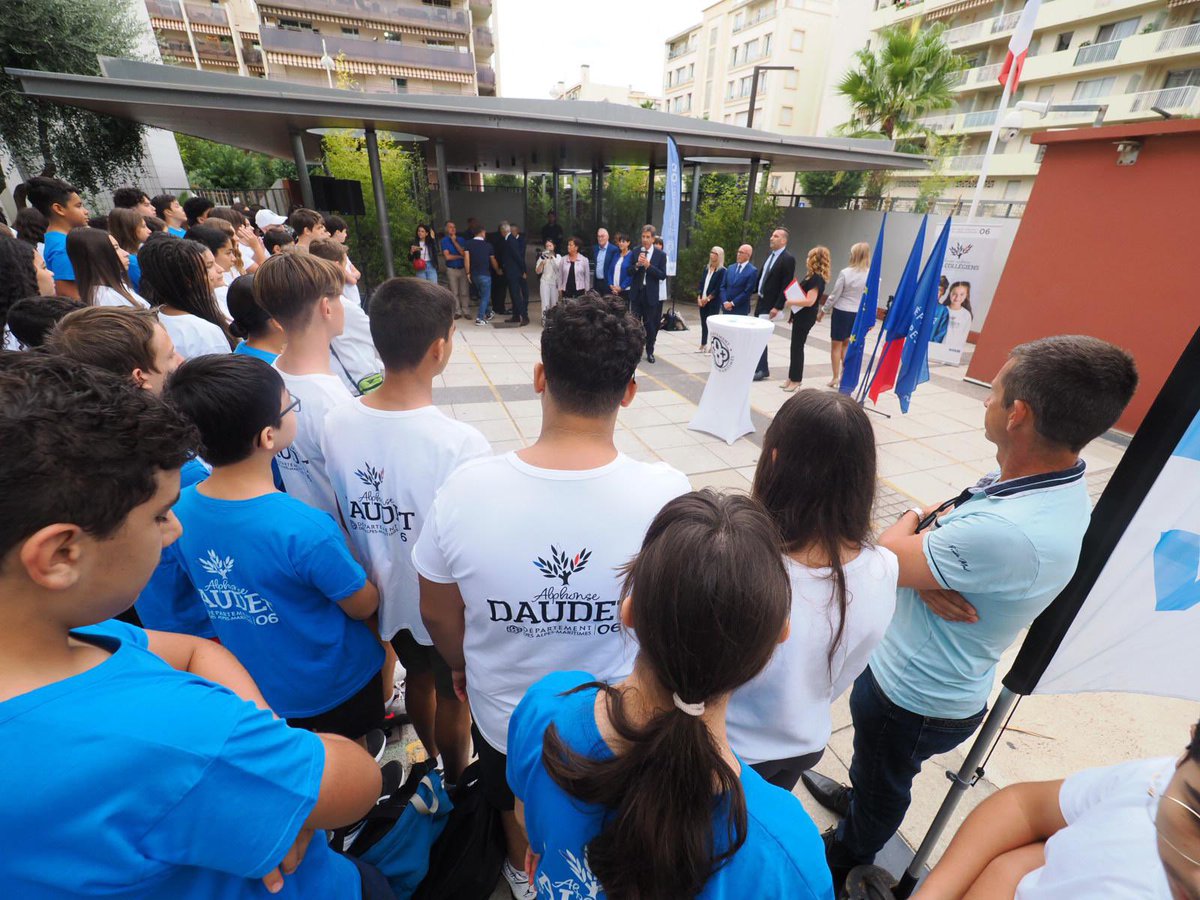 AlpesMaritimes's tweet photo. 🎒 La tenue scolaire unique vient de faire sa 1ère rentrée au collège Alphonse-Daudet !  
👨‍🎓 Les collégiens ont été accueillis par @ca_ginesy, président du Département des Alpes-Maritimes, et Laurent Le Mercier, Inspecteur d’académie et de nombreux élus. 

🇫🇷 Chaque élève à reçu en début de semaine son kit composé de 9 pièces 100% « Made In France » ! Un volonté du Departement de privilégier le savoir faire français. Plus de 15 000 pieces ont été confectionnées durant l’été par l’entreprise Fil rouge ! 

📚Au total, 1700 élèves de 5 collèges participent l’expérimentation.
Prochaine arrivée des tenues aux Mimosas à Mandelieu-la Napoule, Jean Franco à Saint-Etienne-de-Tinée, Jean-Baptiste Rusca à Saint-Dalmas-de-Tende, et L’Eau Vive à Breil-sur-Roya.

Le #Département06 souhaite aux collegiens une excellente année scolaire placée sous le signe de la cohésion. 🤝  
#Education06 #AlpesMaritimes #TenueUnique
