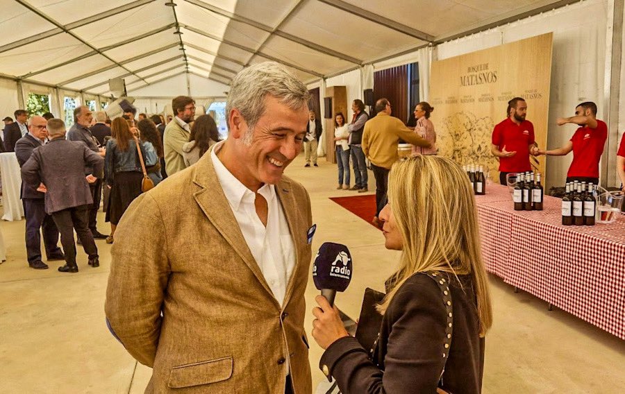Bosque de Matasnos (@bosquematasnos) on Twitter photo En la presentación de nuestra nueva bodega contamos con la visita de Elena Fraile de <a href="/rintereconomia/">Radio Intereconomía</a>
Pulsa el link si quieres escuchar la entrevista completa:
intereconomia.com/programas/visi… En la presentación de nuestra nueva bodega contamos con la visita de Elena Fraile de <a href="/rintereconomia/">Radio Intereconomía</a>
Pulsa el link si quieres escuchar la entrevista completa:
intereconomia.com/programas/visi…