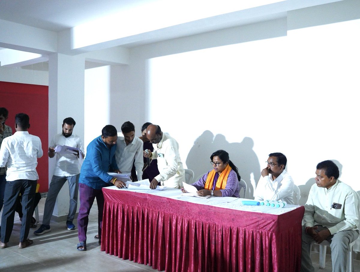 KotaNeelima's tweet image. Telangana’s Praja Palana or People’s Govt must reach door to door.
Division-wise meetings are being held across Sanathnagar constituency to check outreach of welfare schemes and development activities. I reviewed ground situation in Ramgopalpet Division with cadre and senior…