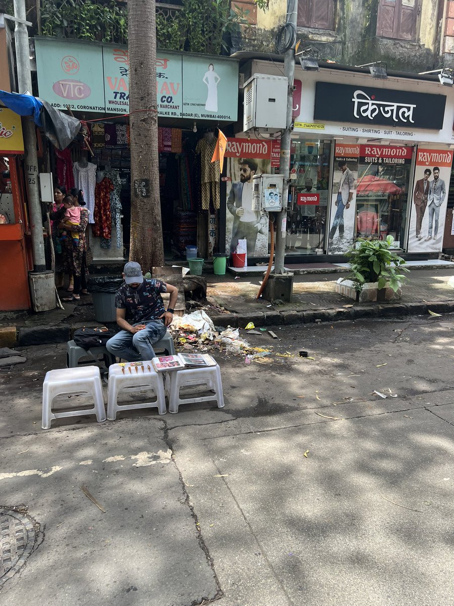 priyankash45510's tweet photo. @mybmc @KishoriPednekar 

We as shop keeper paying all tax following all rules and regulations 
Even we understand our duties 
And such road side vendors doing everything unethical.
They sit on road blocking our customers we complain about them in 6th sept but no action till now https://t.co/gmBsS7j3nE