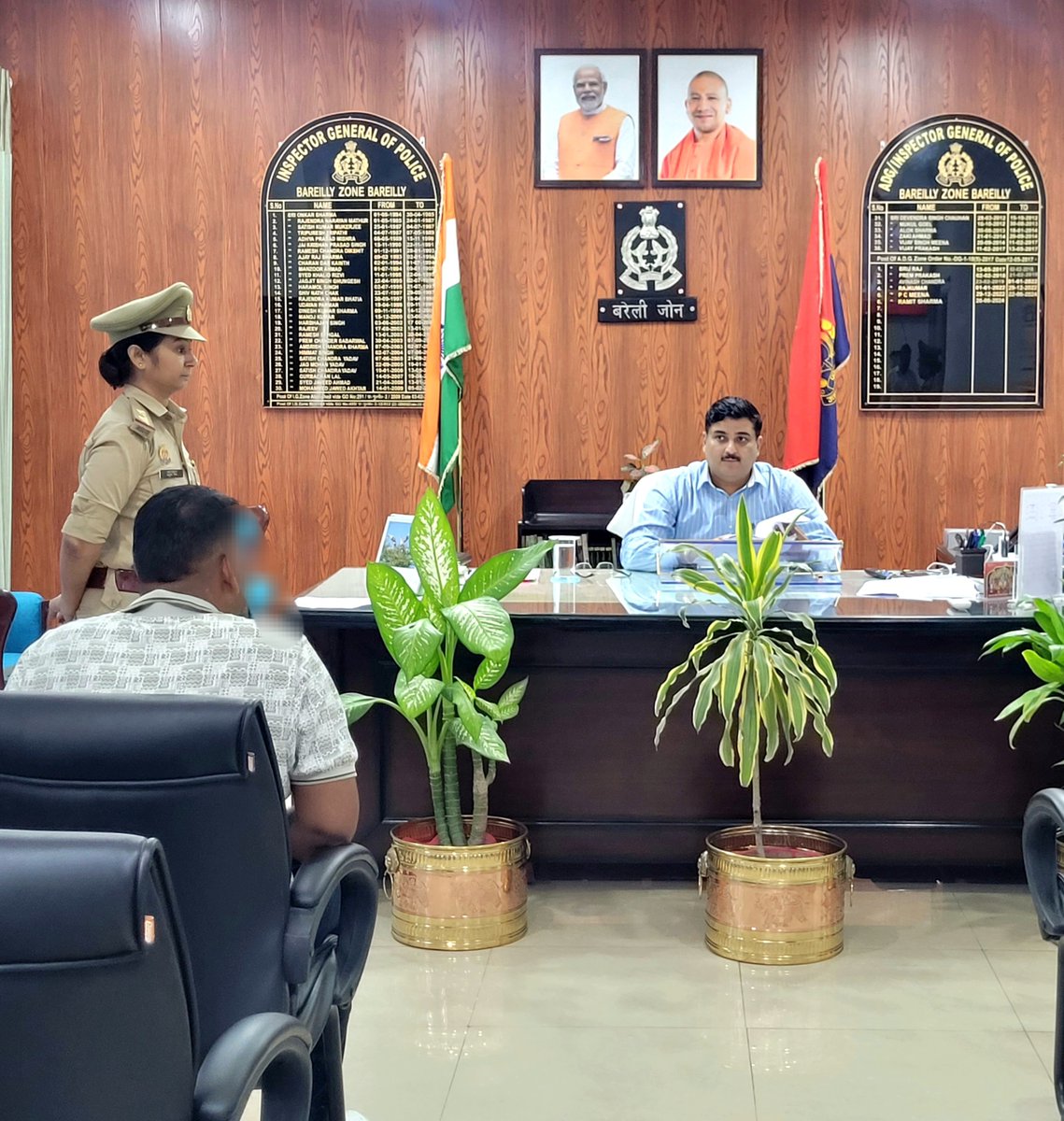 adgzonebareilly's tweet image. 12-09-2024
ADG जोन, बरेली द्वारा कार्यालय में #जनसुनवाई की गयी, जनसुनवाई के दौरान प्राप्त शिकायतों का गुणवत्तापूर्ण एवं समयबद्ध निस्तारण हेतु सम्बन्धित को आवश्यक दिशा-निर्देश दिये गये। #UPPolice
