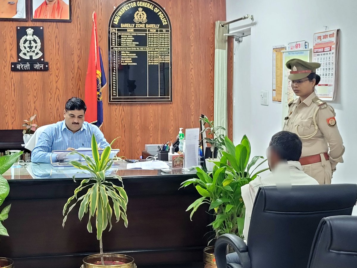 adgzonebareilly's tweet image. 12-09-2024
ADG जोन, बरेली द्वारा कार्यालय में #जनसुनवाई की गयी, जनसुनवाई के दौरान प्राप्त शिकायतों का गुणवत्तापूर्ण एवं समयबद्ध निस्तारण हेतु सम्बन्धित को आवश्यक दिशा-निर्देश दिये गये। #UPPolice