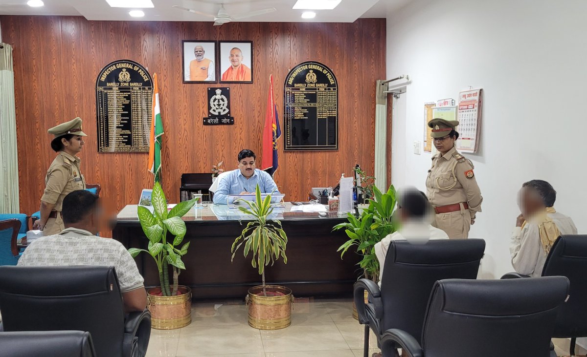 adgzonebareilly's tweet image. 12-09-2024
ADG जोन, बरेली द्वारा कार्यालय में #जनसुनवाई की गयी, जनसुनवाई के दौरान प्राप्त शिकायतों का गुणवत्तापूर्ण एवं समयबद्ध निस्तारण हेतु सम्बन्धित को आवश्यक दिशा-निर्देश दिये गये। #UPPolice