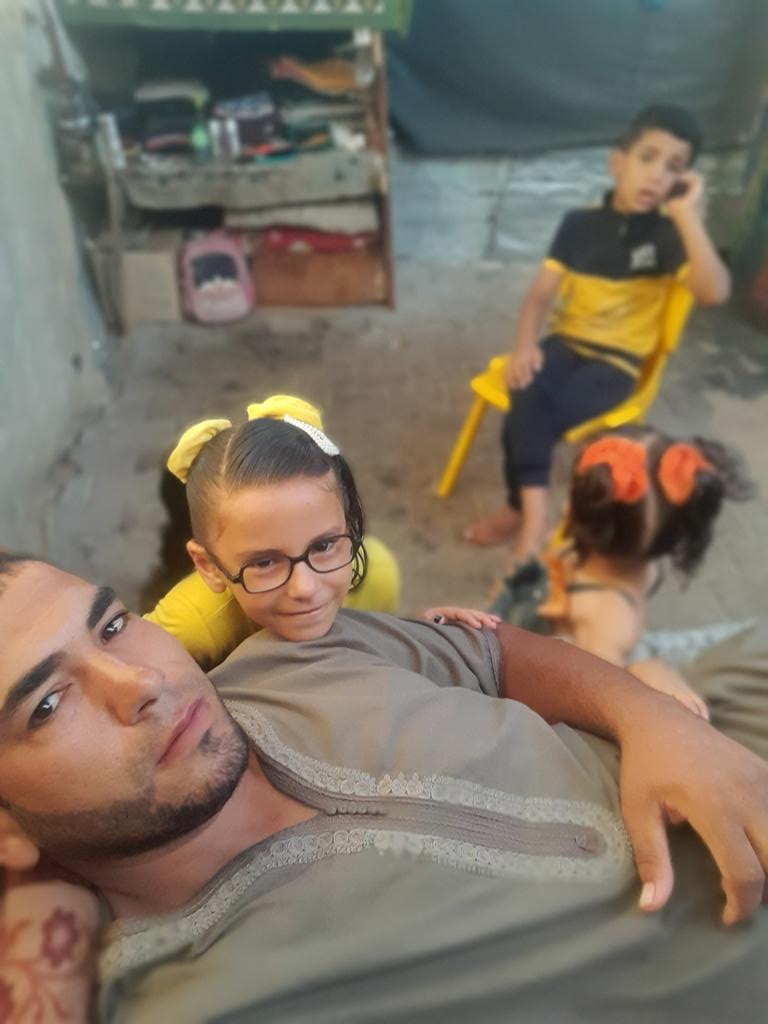 mhmd47691's tweet photo. السلام عليكم... 
انا معاذ من رفح نزحت لخان يونس المواصي،  وها انا متواجد بهذه الخيمة مع اطفالي،  وبالليل يكون قارص بسبب قربنا من البحر على بعد نصف كيلو واولادي مصابون بالكحة والانفلونزا بسبب الرياح،  والشتاء قادم ولا نملك ملابس نزحنا ولم نأخد شيء معنا..  نطلب من اهل الخير مساعدتي https://t.co/QDfZWdWy8L