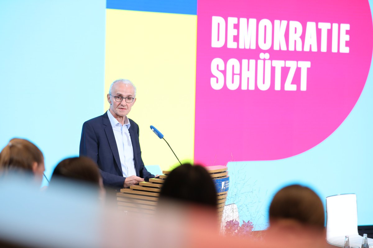 KASonline's tweet photo. „Wir müssen jeden Tag die Demokratie leben, damit sie stark und vital bleibt!", so unser Generalsekretär Michael Thielen. Unser heutiger Tag steht unter dem Motto:
Demokratie schützt. Schützt Demokratie. #TagDerKAS https://t.co/H5SR7jZd87