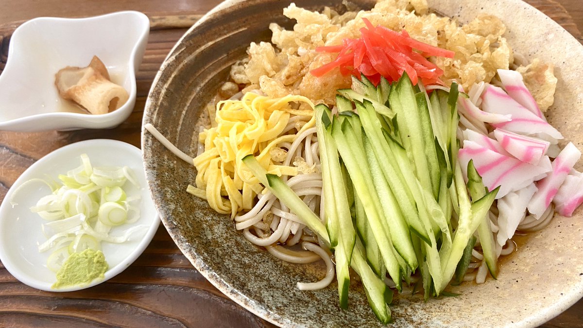 所沢面談室で面談が終わったのでご飯を食べよう。
と言うことで「小梅庵」（埼玉県所沢市くすのき台1-11-15）に入店。
暑い日なので『冷やしたぬき』を注文。
食欲があまり湧かない暑い日は、こうゆう食事に限るね。