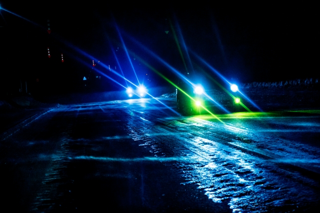 出張調査でレンタカー使用
対象者が浮気相手車に乗るが非常に警戒
住民しか通らない道を右左折
そのまま後ろに着くとバレるので、距離を置き予測を交えて尾行
浮気相手宅付近に着いたらしいが辺りは真っ暗
間違って不明なボタンを押したら、急にハイビーム
「ヒェ〜ッ！」
自動ハイビームを知らない私