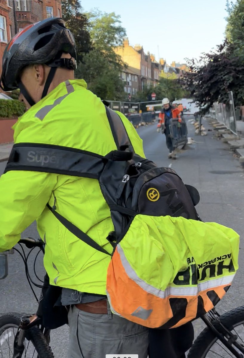 JuliaHB1's tweet image. Do you know this man? Dangerous cyclist going at high speed down a narrow pavement as parents were taking their kids to school this morning. I shouted to him to get off his bike because of the kid directly ahead but he raced on. When a dad with his young daughter refused to move…
