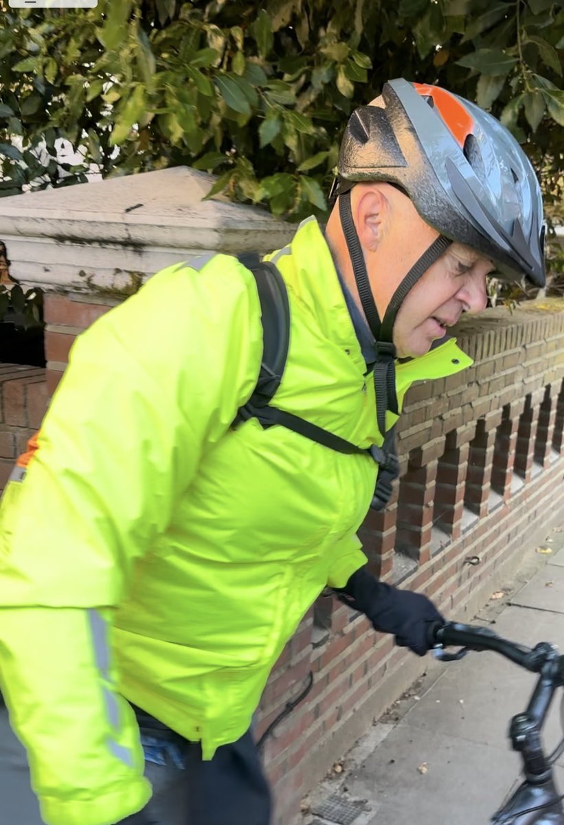 JuliaHB1's tweet image. Do you know this man? Dangerous cyclist going at high speed down a narrow pavement as parents were taking their kids to school this morning. I shouted to him to get off his bike because of the kid directly ahead but he raced on. When a dad with his young daughter refused to move…
