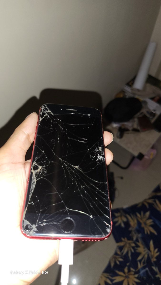royalnihal111's tweet photo. Last night around 1:30 am, history-sheeter Nitin Kundi caught hold of a student and broke his mobile phone with the force of his weapon And beat him
He give an application in chhinhat thana
Please take strike action against gangster
@112UttarPradesh @Uppolice @dgpup @lkopolice https://t.co/DixaYc2h8f