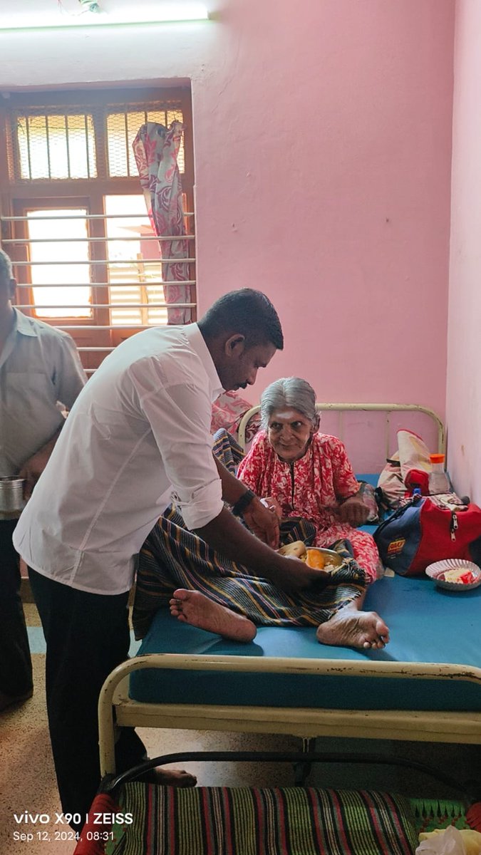 Gkfctirunelveli's tweet photo. நவரச இளவரசன்  கெளதம் கார்த்திக் பிறந்த நாளை முன்னிட்டு இன்று காலை பெருமாள்புரம் ஆதரவற்ற முதியோர் இல்லத்தில் காலை உணவு நமது இரத்ததான கழகம் மற்றும்  @gautham_fans சார்பாக வழங்கப்பட்டது

@Gautham_Karthik @mohan_manjima @Sivakasi_GKFC @GauthamFans_IGG @GKFC_Madurai @Gauthamfcmumbai https://t.co/AIlRESYQyn