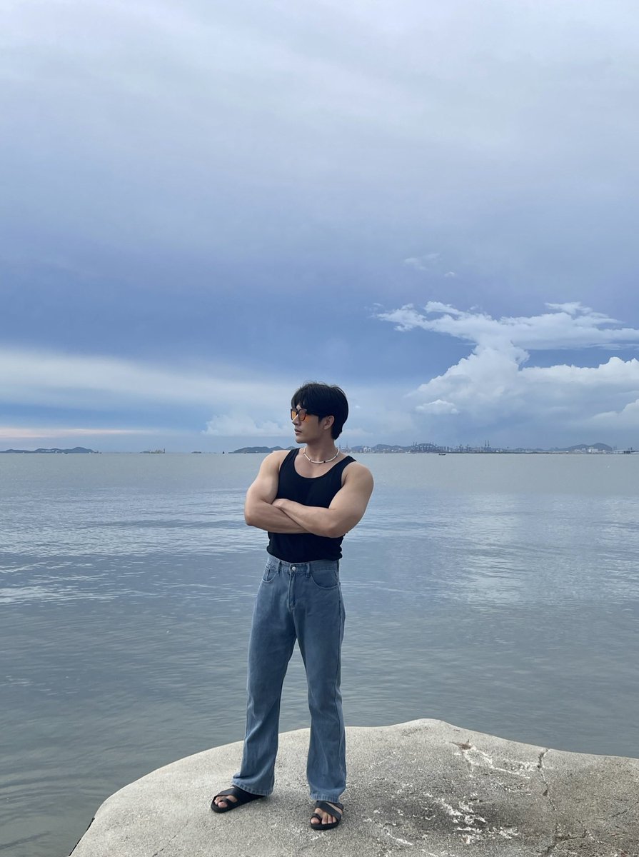 bas_karanbas's tweet photo. เหม่อมองฟ้า~ https://t.co/bObvzwSPh0