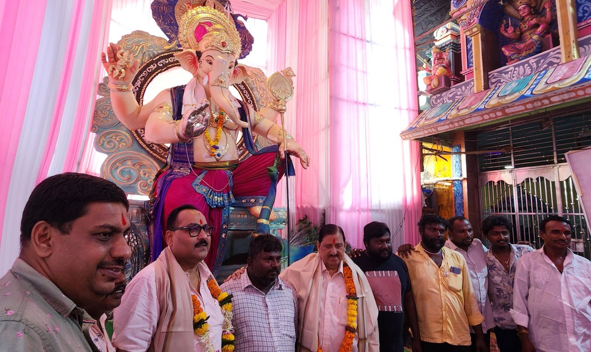 madhuannachavan's tweet photo. भायखळा विधानसभा मतदार संघातील दारुखाना परिसरातील विविध सार्वजनिक गणेशोत्सव मंडळांना भेट देऊन श्री गणपती बाप्पांचे दर्शन घेतले. या प्रसंगी स्थानिक नागरिकांशी तसेच सार्वजनिक मंडळांतील पदाध‍िकारी-कार्यकर्त्यांशी सुसंवाद साधला. #BycullaAssembly #ganeshotsav2024 #GaneshFestival2024  #GaneshPuja  @INCIndia @INCMumbai @INCMaharashtra
